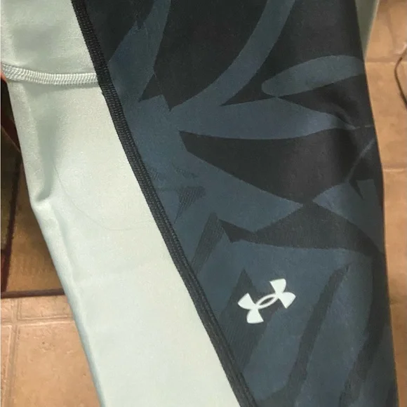 Under Armour Crop Patterned Leggings - Picture 3 of 9